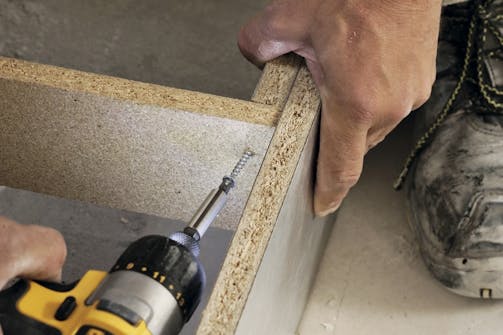 Sokkel til kjøkken: Tverrstykkene skrus fast Sokkel til kjøkken: Tverrstykkene skrus fast